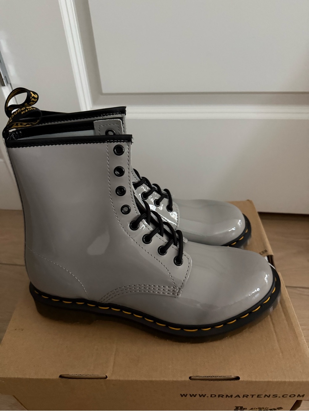 Dr. Martens Women’s Glossy Light Gray Patent Lace-Up Boots Size 10 NEW - Picture 11 of 12